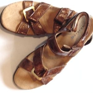 Aravon sandals